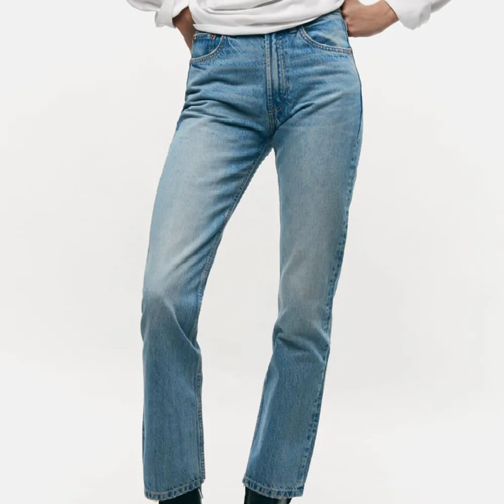 Säljer nu mina fina blåa jeans från Zara då jag inte använder dom längre. Nästintill nyskick, ändrat använda ett fåtal gånger. Hör av er vid frågor!😊. Jeans & Byxor.
