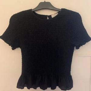 Textured Flutter Sleeve Top - Denna fina tröja från Australiensiska företaget Seed är i bra skick och passar till alla outfits och alla tillfällen. Den har fina armar, och ett fint mönster på tyget. 