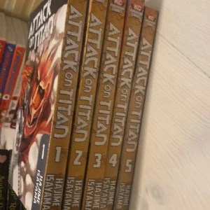 Manga anime böcker  - Attack on titan på engelska 1-5 alla är i nyskick säljer för löser inte längre💗 Alla för 160 eller en för 40kr