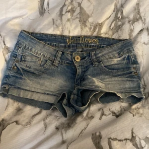 Lågmidjade jeansshorts - Säljer dessa jeansshorts från wallflower köpta vintage. Använda ett fåtal gånger!