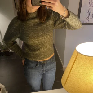 Stickad tröja - Superfin stickad grön tröja från NA-KD i storlek xxs, men passar mig som har S. I väldigt bra skick!