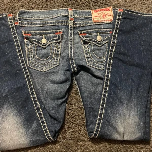 TRUE RELIGION🩷  - low waist innerbenslängd:78cm midja: 40cm hela byxan är 98cm passar mig rätt så bra i längden som är 156cm men inte i midjan därför jag säljer🫶🏼 