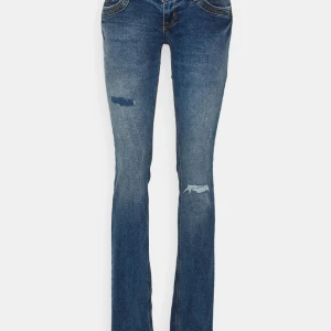 Ltb jeans  - Säljer mina snygga Ltb jeans köpta på zalando i våras. Köpte dem för 779kr säljer för 500kr dem är nästan helt slutsålda i alla storlekar på zalando! Super fint skick!!!!💕 Säljer för jag inte passar dem längre.  
