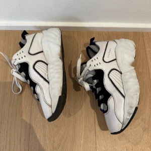 Acne sneakers  - Acne Manhattan Sneakers,  Nypris; 3999kr  Stl: 38 ( jag har stl 39 i vanliga fall )  