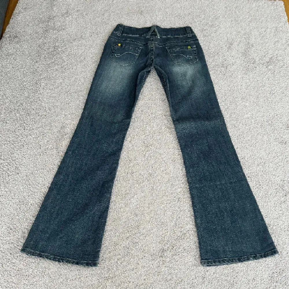 As coola jeans. Midjemåttet är 72 och innerbenslängden 82. Hon på bilden är 171cm lång🥰❤️. Jeans & Byxor.