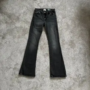 Säljer mina så så coola Low waist  jeans i en mörk grå/ svart färg. Skriv för fler bilder 