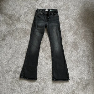 Low waist jeans  - Säljer mina så så coola Low waist  jeans i en mörk grå/ svart färg. Skriv för fler bilder 