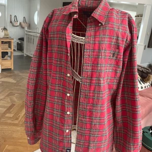 RALPH LAUREN - Jätte fin ralph lauren skjorta, perfekt nu till vintern! Bra skick och bra pris👍