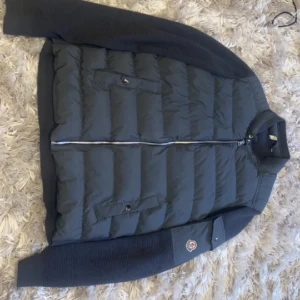 Moncler Cardigan Size L (Nyskick!) - Säljer min moncler cardigan som jag fick för ett tag sen. Den är i nyskick , endast testad. Passar inte mig. Det är storlek L. Den är som sagt i mycket Fint skick.   Finns i Motala eller spårbarfrakt:)  