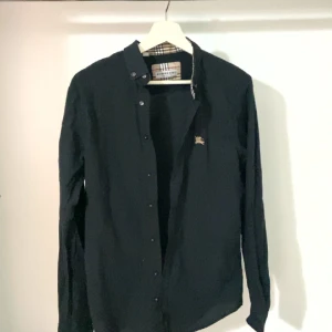 Burberry skjorta - Använd två gånger   Priset är inte fast spikat på en Sten så går och att diskutera   Kan mötas upp eller fraktas perfekt skick.   Gävle.
