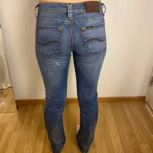 Lågmidjade Jeans från Lee i bra skick men liten slitning vid låret som syns på första bilden. Storlek 26/33 modellen är 165, skriv för mer frågor💕