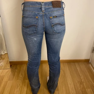 Lågmidjade Jeans från Lee - Lågmidjade Jeans från Lee i bra skick men liten slitning vid låret som syns på första bilden. Storlek 26/33 modellen är 165, skriv för mer frågor💕