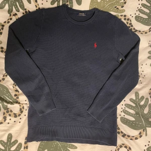 Ralph lauren crewneck - Säljer en fet Ralph lauren crewneck som är väldigt trendig och grisch. Tröjan är unisex. Den är inte mycket använd och har inga defekter, 9/10 skick! Säljer till pris av 399kr, nypris ca 1500kr! skriv vid frågor och minsta intresse!