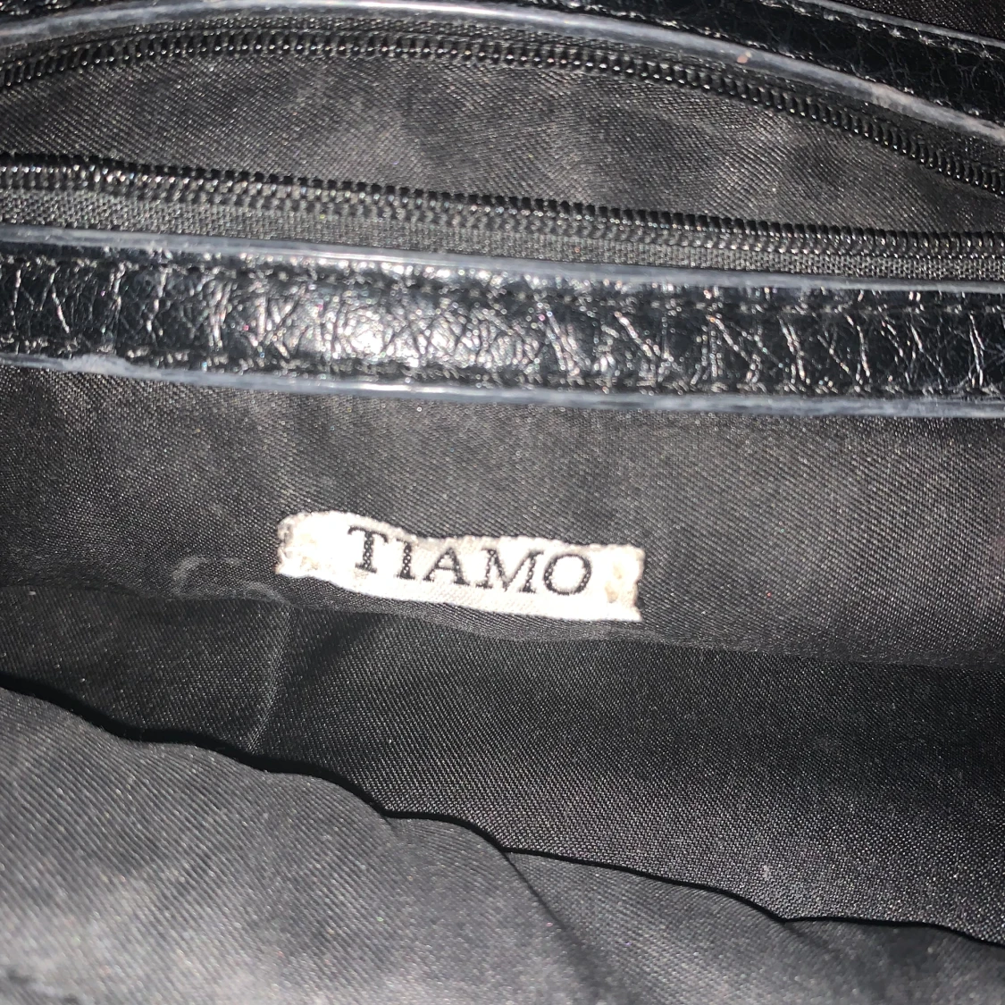 Svart tiamo väska  - 91