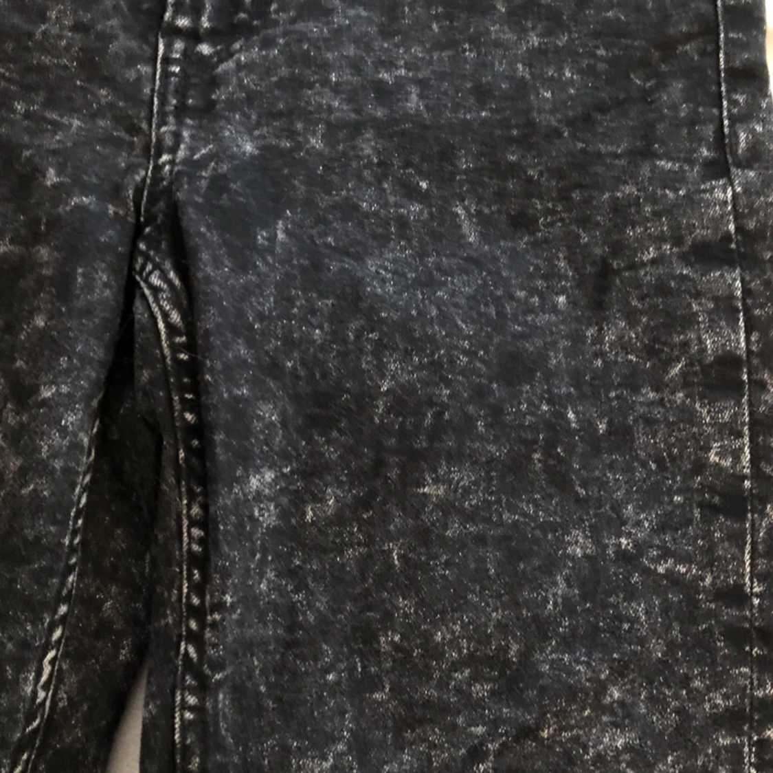 Jeans i svart st 36 / melerade  - 91