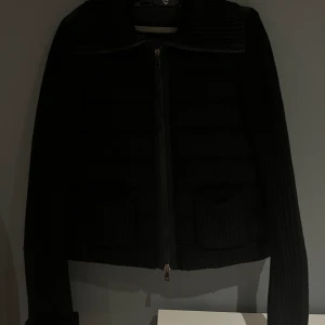 Moncler cardigan - Super snygg och unik cardigan! Använd men väl omhändertagen. Köpt på vestier för ca 1,5 år sedan, pris går att diskutera. Hör av dig för mer bilder!