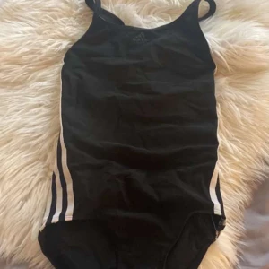 Adidasbaddräkt - Jättefin och i bra skick