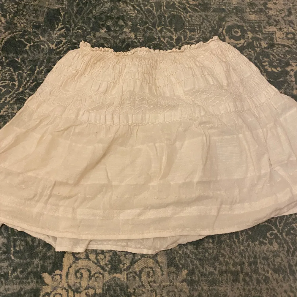Så fin kjol från zara i bomull som är asskön på sommaren 😘 storlek XS men passar S-M också pga resår i midjan! Har en liten fläck som knappt märks (bild 5) den går säkert bort med vanish har ej orkat testa hehe 😁😹. Kjolar.