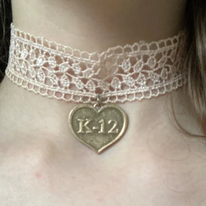 Rare Melanie Martinez merch!💗 - Jättefint Melanie Martinez K12 spets choker!💓 Köpt för ca 3 år sen på hennes officiella merch sida men fortfarande nästan som nytt🫶 Det går inte att få tag på längre och det är sälsynt därav priset, men kom gärna med prisförslag!💗