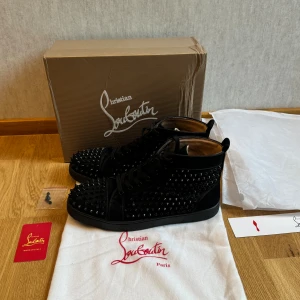Louboutin skor - Tjo, säljer dessa otroligt snygga loubs high med spikes! 🔥skorna har används ett par fåtal gånger och är i jättefint skick. Box dustbag och allt som e på bild medföljer! 🙌stl 45, passar 44/43 väldigt bra! Pm vid frågor/funderingar. priset ej fast 👍