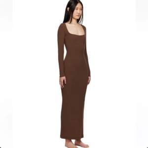 Säljer en oanvänd klänning från skims i modellen long sleeve dress (från soft lounge kollektionen) i strl S och färg brun. Denna färg säljs dessutom inte längre hos Skims