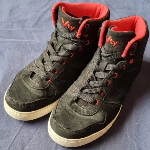 Skor  - Användes som gympa och dans skor inomhus. Bra skick 😊