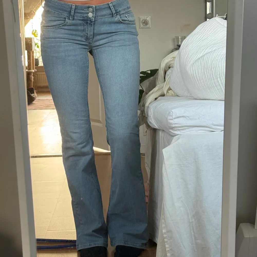 Säljer mina jättefina helt nya jeans från Nelly pga att jag har så himla många. Aldrig använda och sitter helt perfekt. Jeans & Byxor.