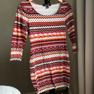 Bodycon klänning - Bodycon klänning från Forever 21, vintage, skön i materialet, trekvartsärmar ungefär, bra skick och sitter som en smäck. Storlek XS.   Kan fraktas eller mötas upp i Göteborg.
