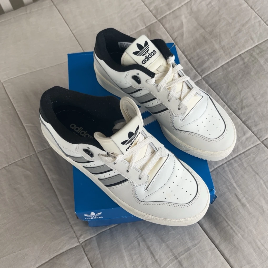 Adidas skor 