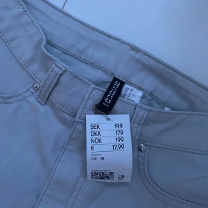 ljusgråa bootcut jeans - ljusgråa bootcut jeans ifrån hm, helt oanvänd med prislapp kvar, jättefina nu till våren och sommaren, i stolek 36🤍pris: 180kr kom privat för mer🤍