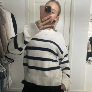 Stickad tröna - Så fin randig stickad tröja från bikbok, säljer då jag inte får användning av den längre! 