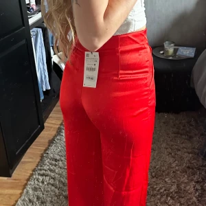 Röda satinbyxor - Helt oanvända, med prislapp kvar. Storlek S, bra längd i benen