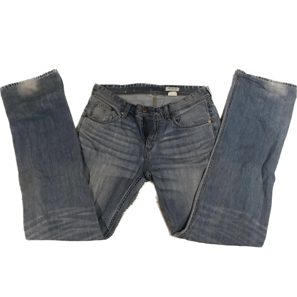 Boyfriend jeans i dunder skick // aldrig använda!!🫶🏻 Säljs för de är för stora och långa på mig💗 Längd ;från midja t ben : 110cm Midja: 83cm Grenen; från sömmen mellan benen t midja : 23cm. Jeans & Byxor.