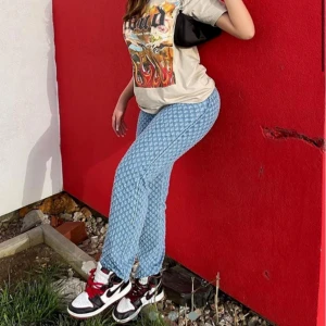 Street style jeans straight leg - Älskar dessa dem sitter så snyggt och är så fina men har aldrig på mig dem, jag tror dessa hade passat 38 också någon som är M alltså mellan 36-38 för dom har lite stretchning.  Jätte bra skick, använda bara 2 gånger