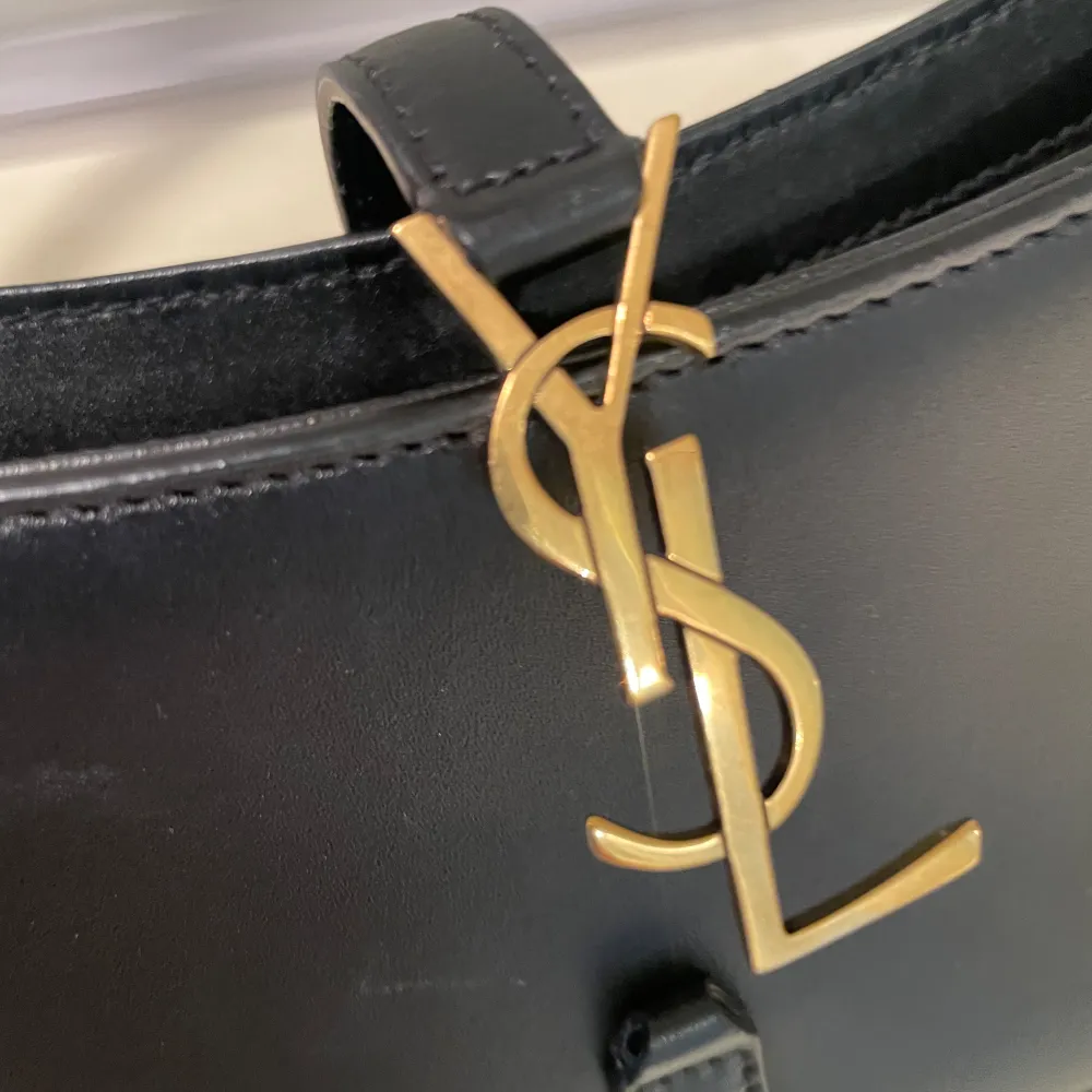 Yves saint Laurent mini Bag black with gold logo. Väskor.