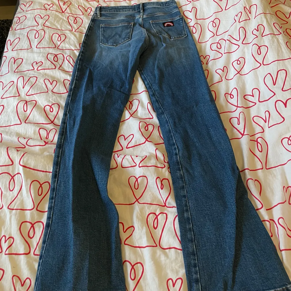 Jeans från Wrangler aldriga använda, st 32, köpte för 250 säljer för 150kr. Jeans & Byxor.