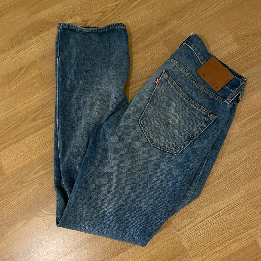 W32 L34 Riktigt schyssta, nästintill oanvända blå jeans med lite grått inslag från Levis. . Jeans & Byxor.