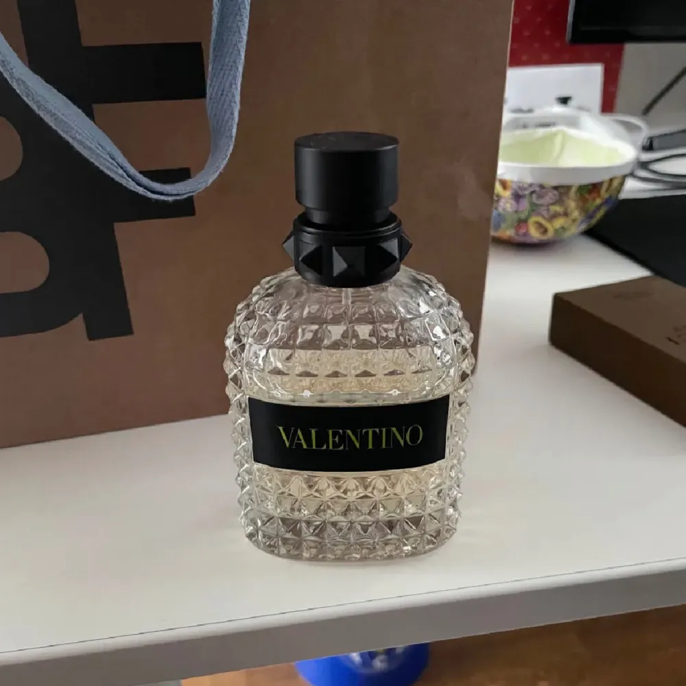 Bra god luktande sommar parfym, rekommenderar starkt, BOX INGÅR, jag säljer eftersom jag har så många andra. Det är en 100ml flaska men återstår ca 65ml. . Accessoarer.