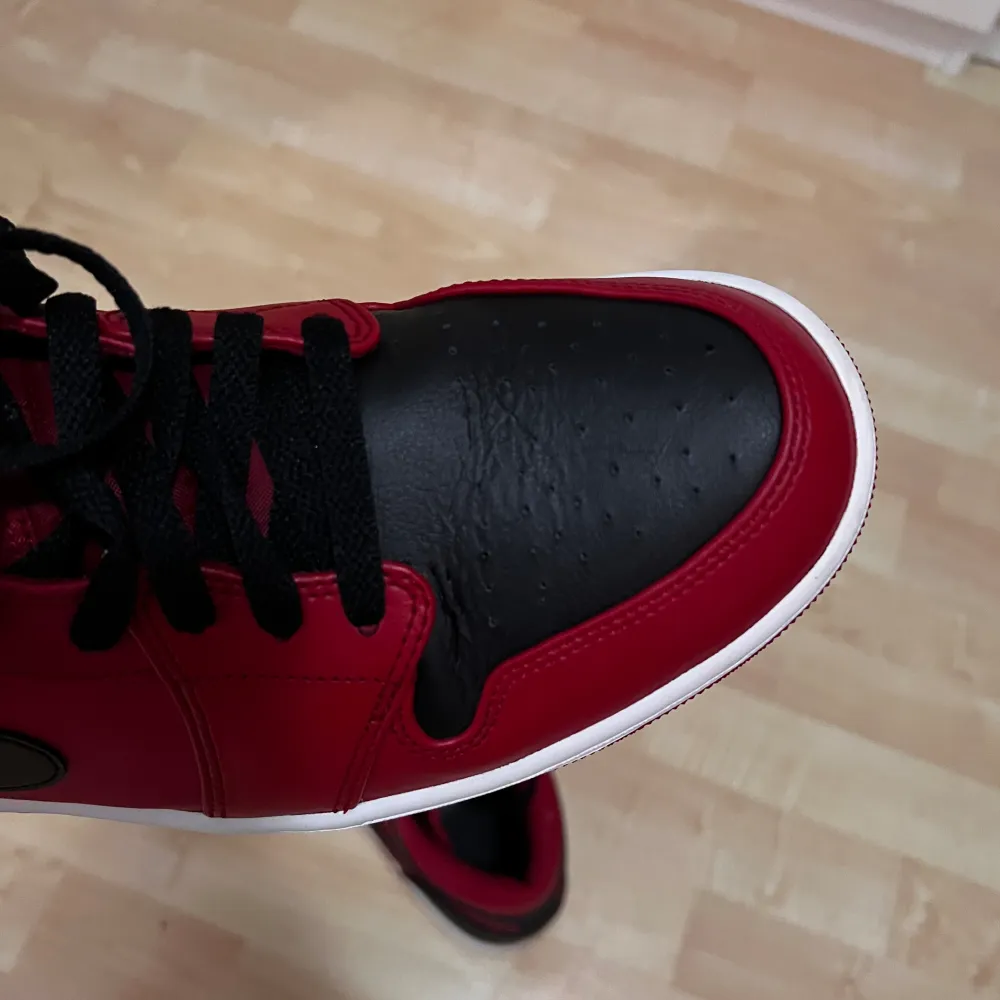 Nike Jordans mid 1 röda använda 4 gånger 9/10 i sick, lite creasade på höger sko, digitalt kvitto finns om det önskas . Skor.