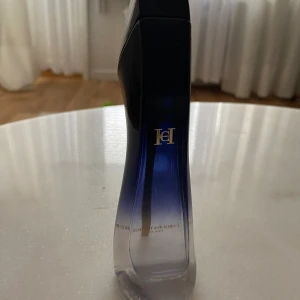 Carolina herrera - Säljer mina Carolina herrera parfym då jag köpte fel, den är aldrig använd! Så den är helt full! Nypris är cirka 1000 beroende på vilken hemsida man köper ifrån! I affär är dom dyrare.