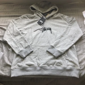 Stussy hoodie grå - ny med prislapp oanvänd och inga skador storlek M, grå bekväm och ditter fint