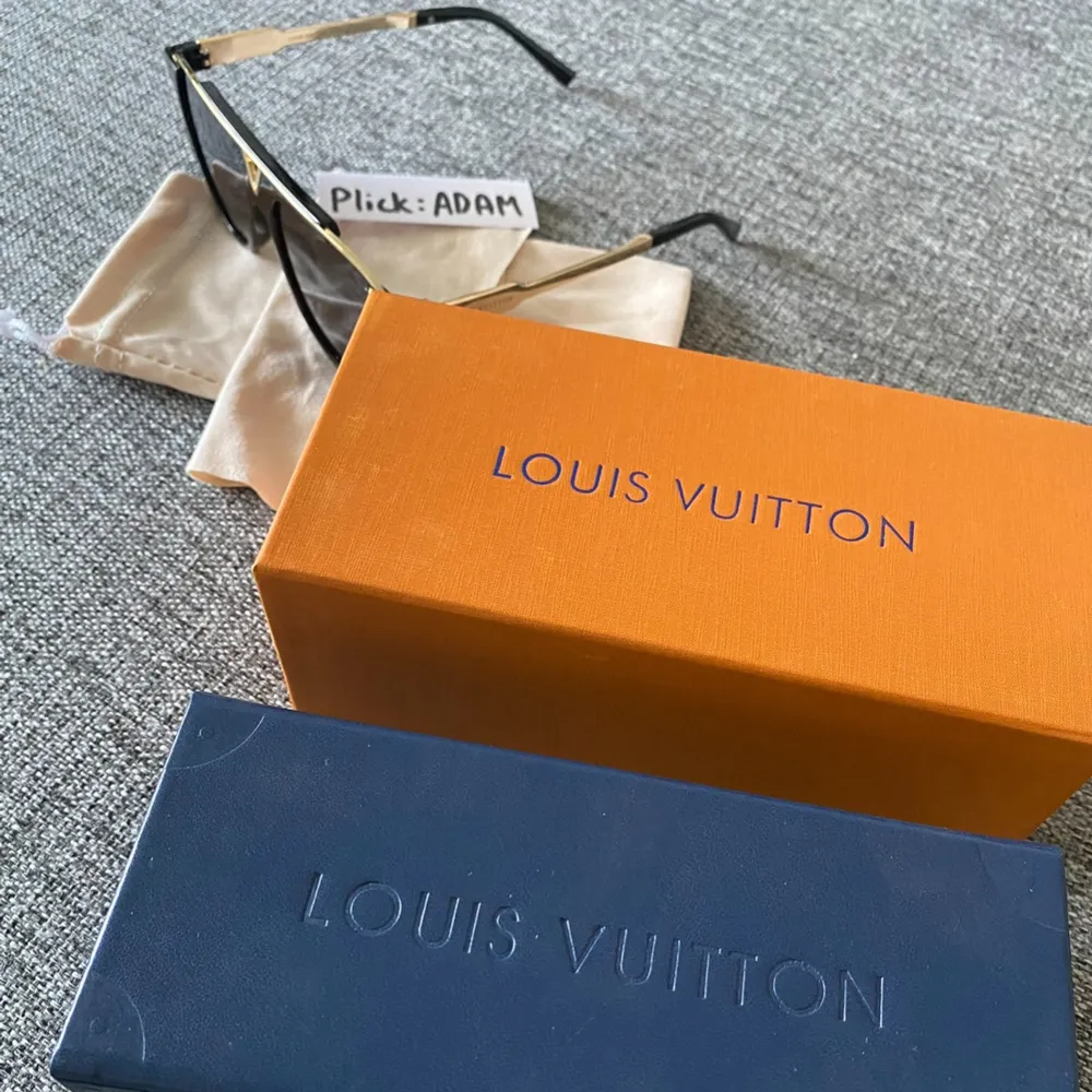 Fetaste Louis Vuitton solglasögon  modellen Mascot. Helt nya oanvänd med box och ytterkartong. Passar båda män och kvinnor. Kan mötas upp och fraktas spårbart.. Accessoarer.