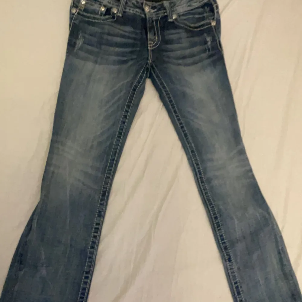 Kontakta innan köp!! Gå in på kontot för fler missme jeans:) Säljer dessa helt galet snygga jeans💕 Midja:35cm Utsöm:90cm Innerben:68cm. Jeans & Byxor.