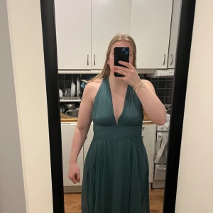 Balklänning - En superfin balklänning i storlek 40 som är grön, den är i nyskick