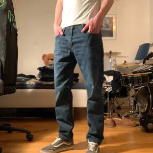 Ett par feta jeans i mycket bra skick. Levi’s 511 med måtten: Total Längd: 98 cm, Ben från gren 74 cm, Midja tvärs över: 45cm. Tveka inte vid förslag av pris och frågor!