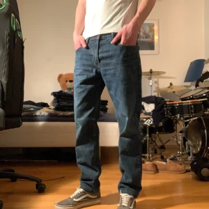 Levi’s Jeans 511 - Ett par feta jeans i mycket bra skick. Levi’s 511 med måtten: Total Längd: 98 cm, Ben från gren 74 cm, Midja tvärs över: 45cm. Tveka inte vid förslag av pris och frågor!
