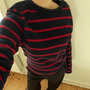 Randig Tröja - Superskön tröja i marinblått och rött. Tröjan sitter väldigt fint på och har knappdetaljer på ena axeln.💙 Köpt på Sellpy, använd 2-3 ggr och har inga tecken på användning. Märke Holebrook Sweden, strl finns ej i tröjan men passar mig som är S/M/36/38