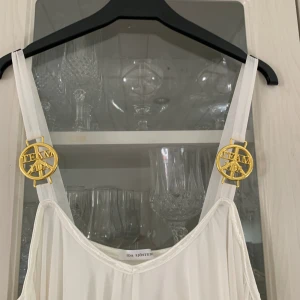 Ida Sjöstedt  - Ida Sjöstedt klänning i stl M, använd vid ett tillfälle, skick som ny, ny pris 1599kr