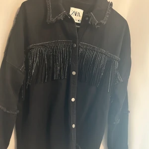 Jeansjacka Zara - En jeansjacka med glittriga fransar från Zara✨
