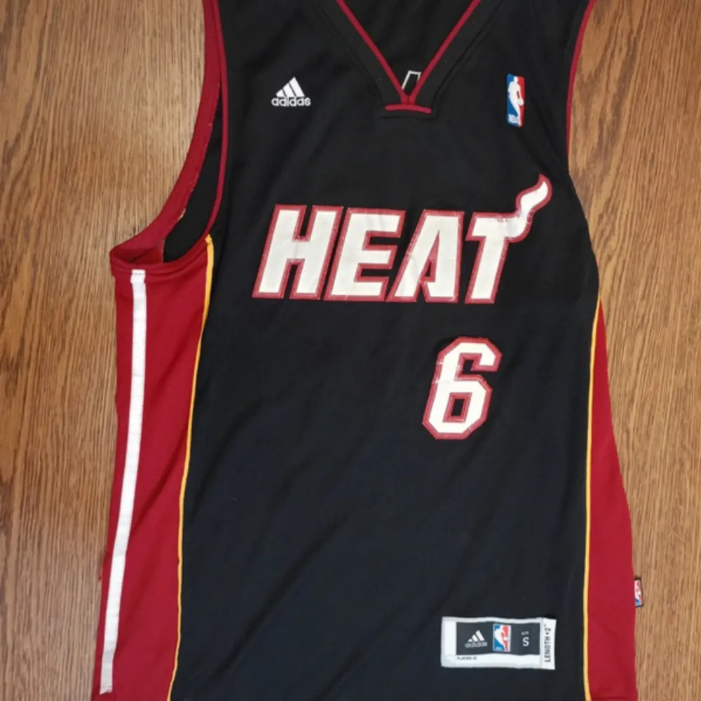 Lebron James Miami heat NBA Jersey Storlek S . T-shirts.